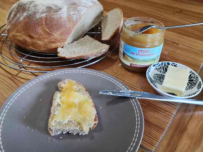 tartine de beurre et miel de montagne bio sur pain maison