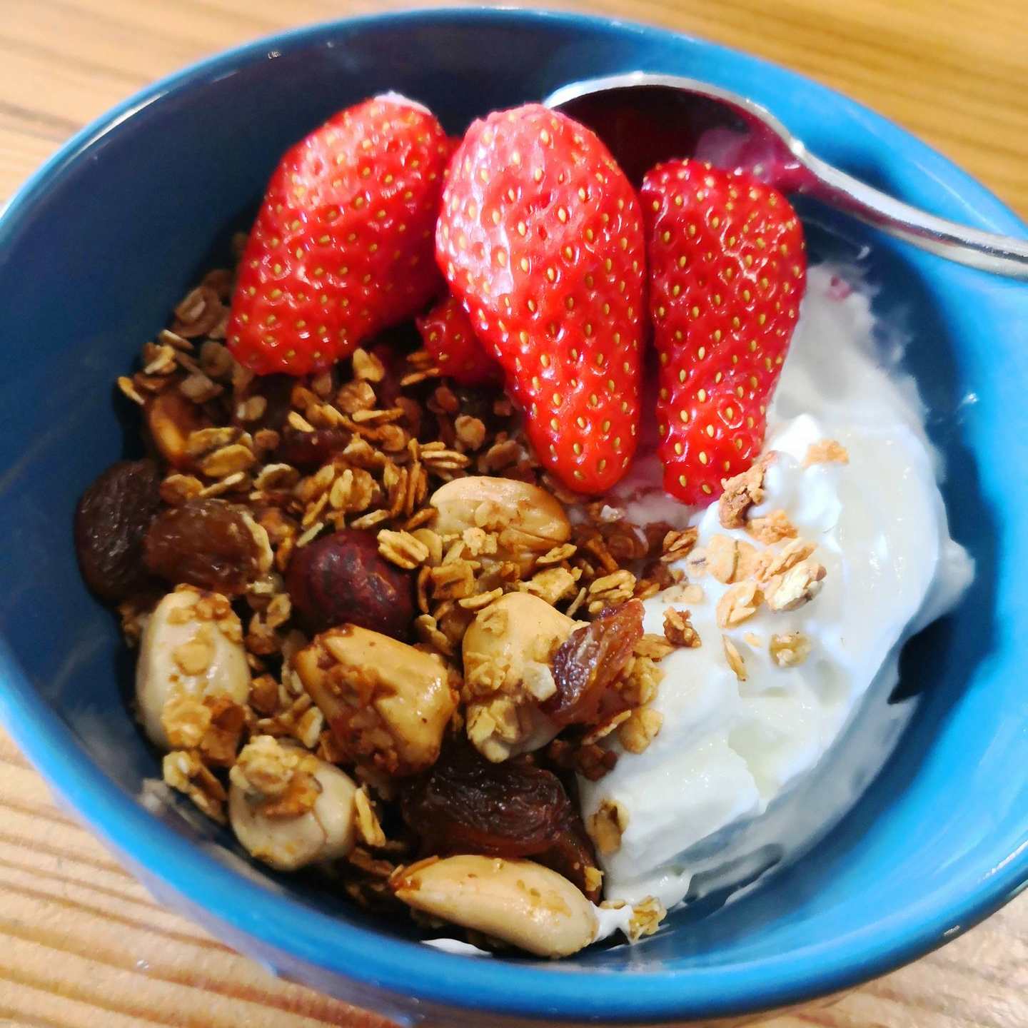 Muesli au miel maison avec des fraises et une pointe de fromage blanc