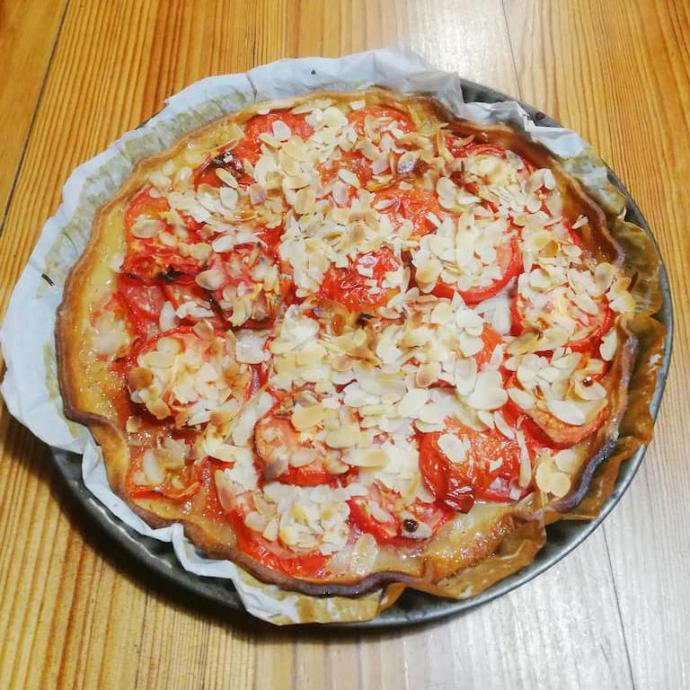 tarte à la tomate, au miel et aux amandes